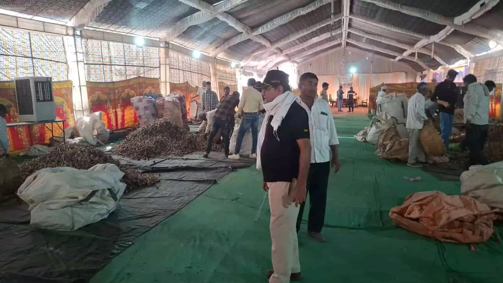 चित्तौड़गढ़ के तौल केंद्र पर नारकोटिक्स विभाग की निगरानी में अफीम डोडा का वजन कराते किसान। चित्तौड़गढ़ के तौल केंद्र पर नारकोटिक्स विभाग की निगरानी में अफीम डोडा का वजन कराते किसान।