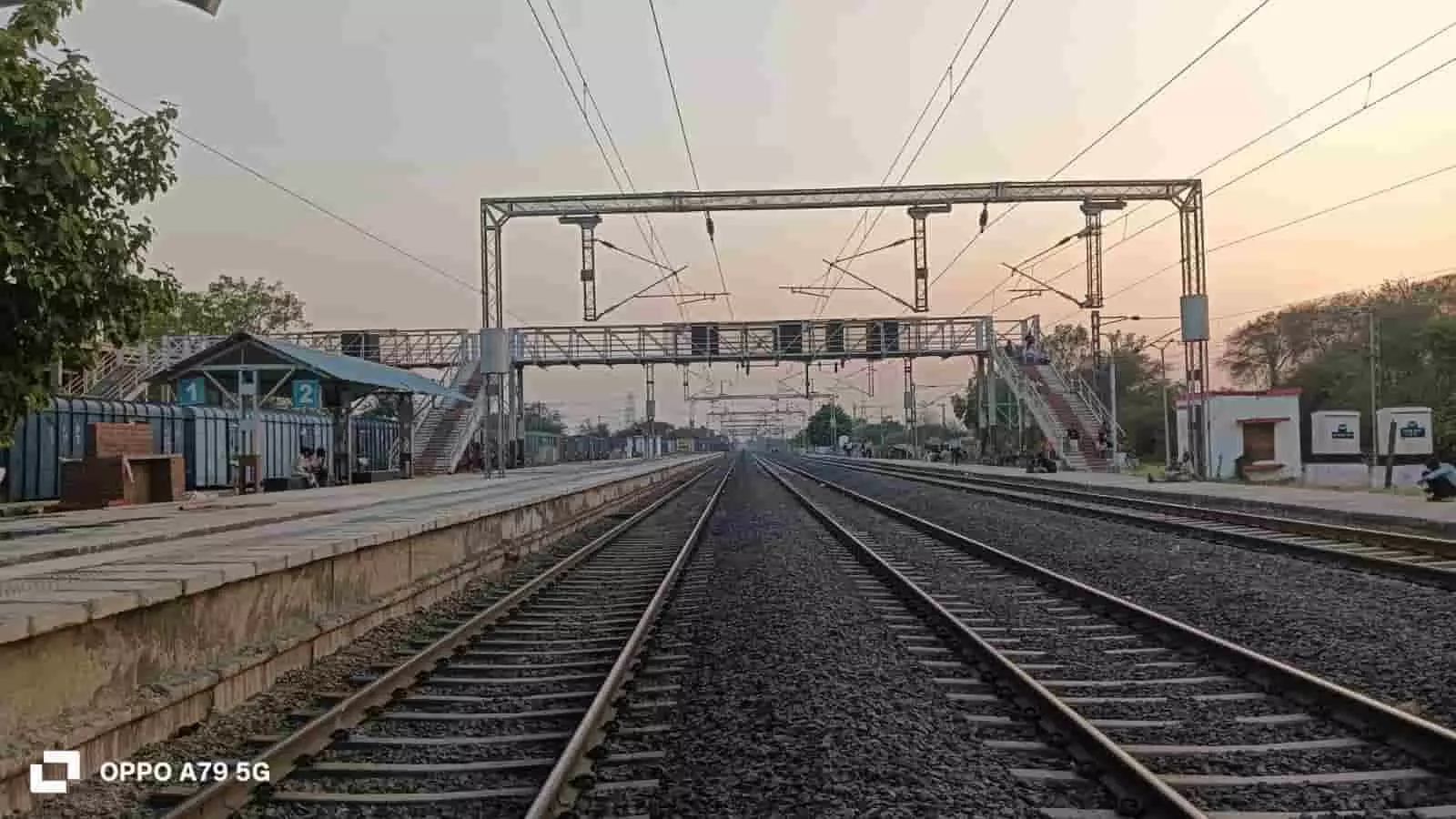 भारतीय रेलवे का ट्रैक और ऊपर बिजली के तार वडोदरा मंडल में रेल सुरक्षा के संदर्भ में। भारतीय रेलवे का ट्रैक और ऊपर बिजली के तार वडोदरा मंडल में रेल सुरक्षा के संदर्भ में।