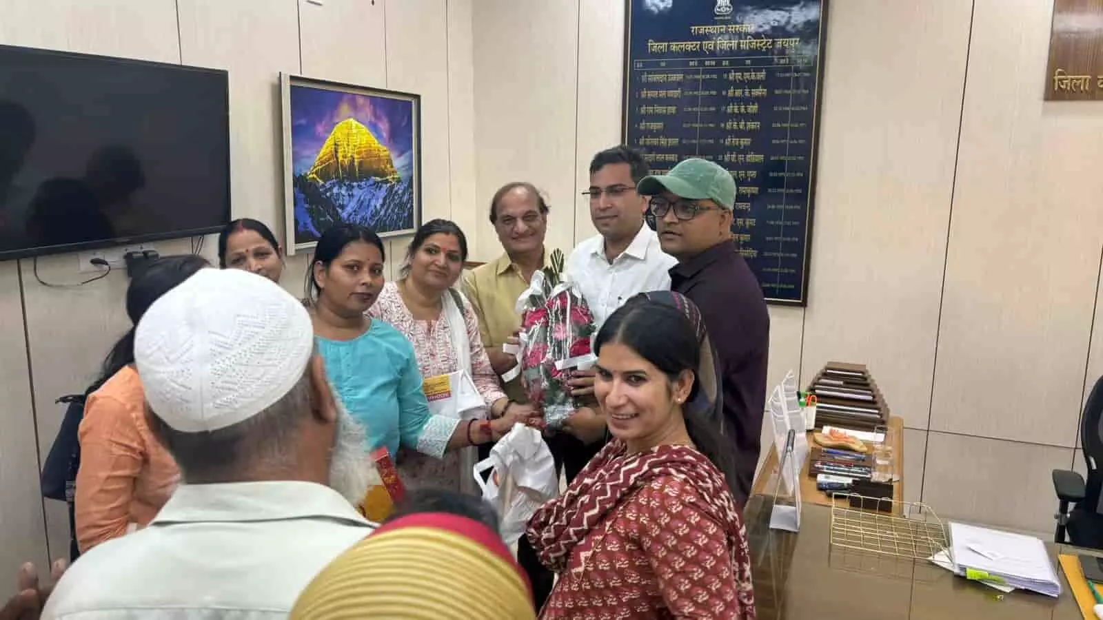 जयपुर कलेक्ट्रेट कार्यालय में जिला कलक्टर द्वारा समाजसेवी को सम्मानित करने का दृश्य। जयपुर कलेक्ट्रेट कार्यालय में जिला कलक्टर द्वारा समाजसेवी को सम्मानित करने का दृश्य।