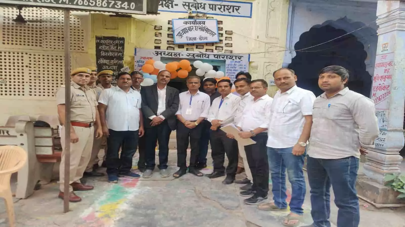 मतदान केंद्र के बाहर खड़े अधिवक्ता और पुलिसकर्मी डीग बार काउंसिल चुनाव के दौरान। मतदान केंद्र के बाहर खड़े अधिवक्ता और पुलिसकर्मी डीग बार काउंसिल चुनाव के दौरान।