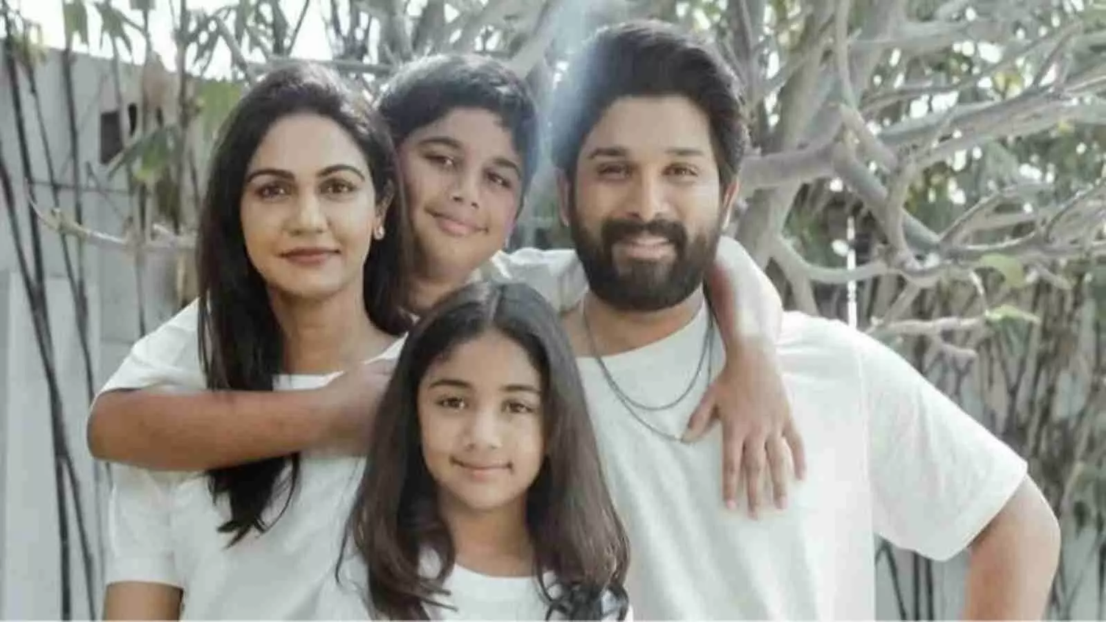 अल्लू अर्जुन अपनी पत्नी और बच्चों के साथ सफेद कपड़ों में मुस्कुराते हुए घर के अंदर। अल्लू अर्जुन अपनी पत्नी और बच्चों के साथ सफेद कपड़ों में मुस्कुराते हुए घर के अंदर।