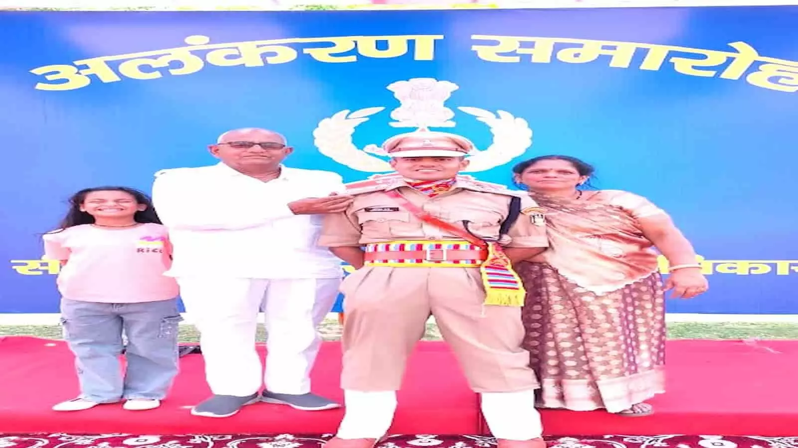 वर्दी में नवनियुक्त सहायक कमांडेंट अभिषेक शर्मा अपने परिवार के साथ कोटड़ी में खड़े हैं। वर्दी में नवनियुक्त सहायक कमांडेंट अभिषेक शर्मा अपने परिवार के साथ कोटड़ी में खड़े हैं।