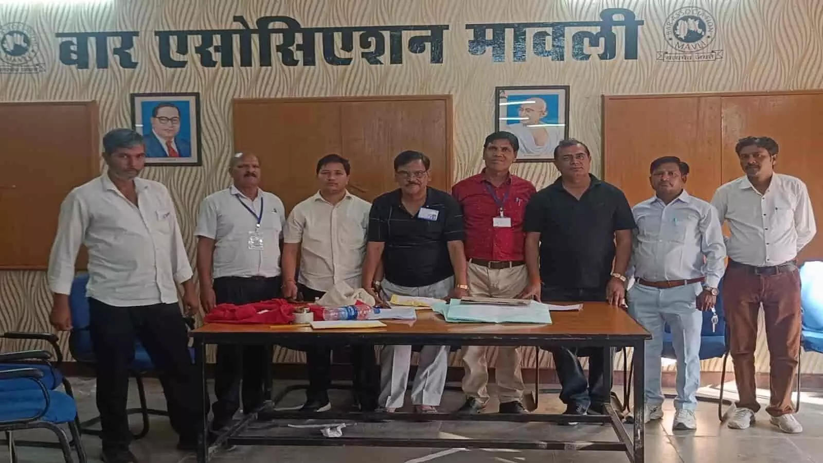 मावली बार एसोसिएशन कार्यालय के भीतर चुनाव संपन्न होने के बाद समूह में खड़े अधिवक्ता और निर्वाचन अधिकारी। मावली बार एसोसिएशन कार्यालय के भीतर चुनाव संपन्न होने के बाद समूह में खड़े अधिवक्ता और निर्वाचन अधिकारी।