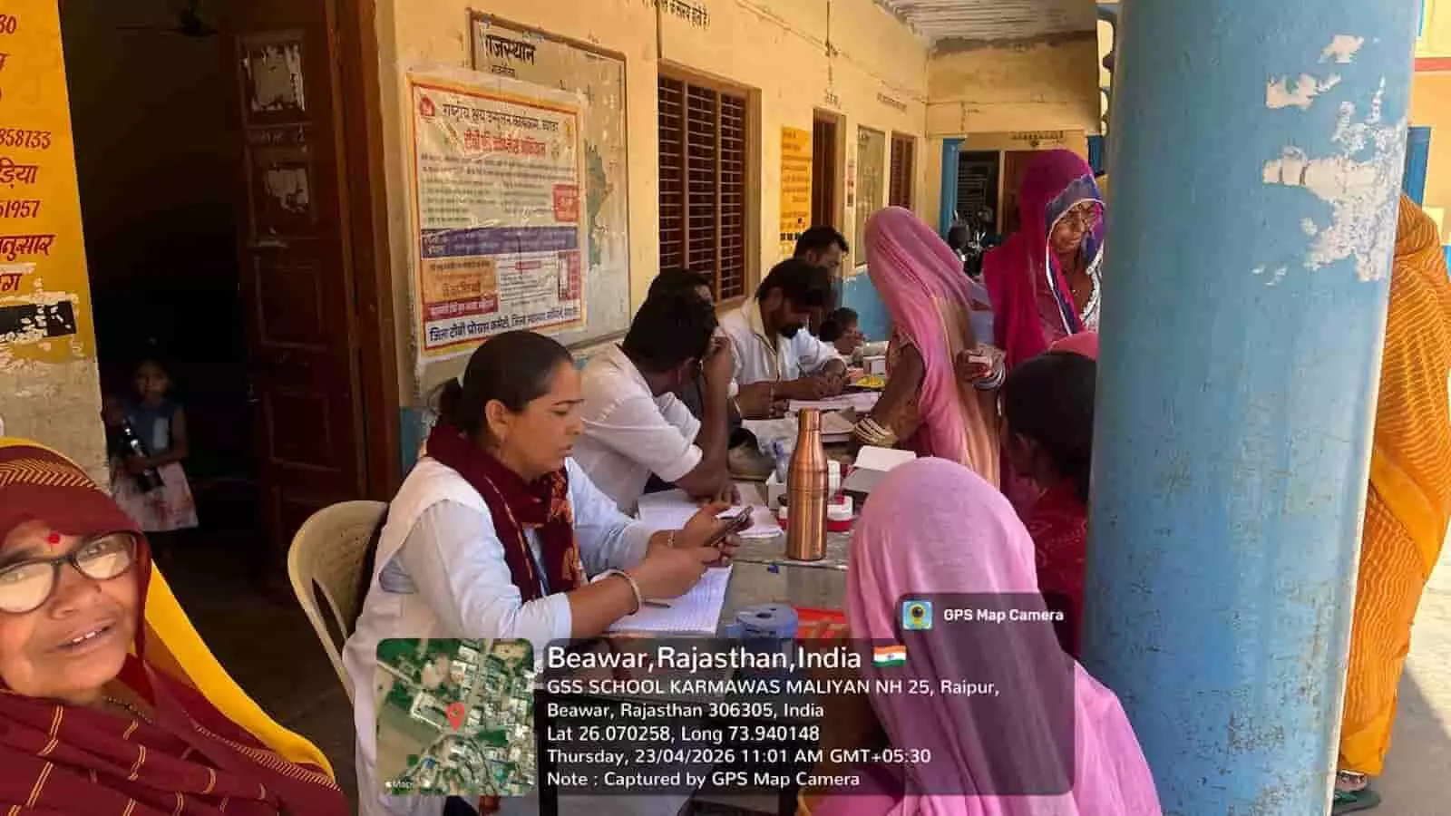 स्वास्थ्य शिविर में ग्रामीणों का पंजीकरण करती महिला चिकित्सा कर्मी और टीबी जागरूकता संबंधी पोस्टर। स्वास्थ्य शिविर में ग्रामीणों का पंजीकरण करती महिला चिकित्सा कर्मी और टीबी जागरूकता संबंधी पोस्टर।