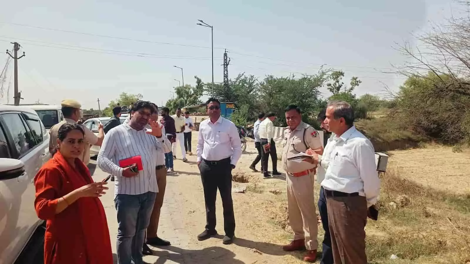 डीग में ब्रज 84 कोस परिक्रमा मार्ग पर अधिकारियों के साथ निरीक्षण करते जिला कलेक्टर मयंक मनीष। डीग में ब्रज 84 कोस परिक्रमा मार्ग पर अधिकारियों के साथ निरीक्षण करते जिला कलेक्टर मयंक मनीष।