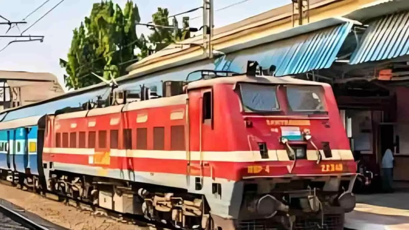 रेलवे स्टेशन के प्लेटफॉर्म पर खड़ी भारतीय रेलवे की लाल रंग की इलेक्ट्रिक ट्रेन का इंजन और डिब्बे। रेलवे स्टेशन के प्लेटफॉर्म पर खड़ी भारतीय रेलवे की लाल रंग की इलेक्ट्रिक ट्रेन का इंजन और डिब्बे।