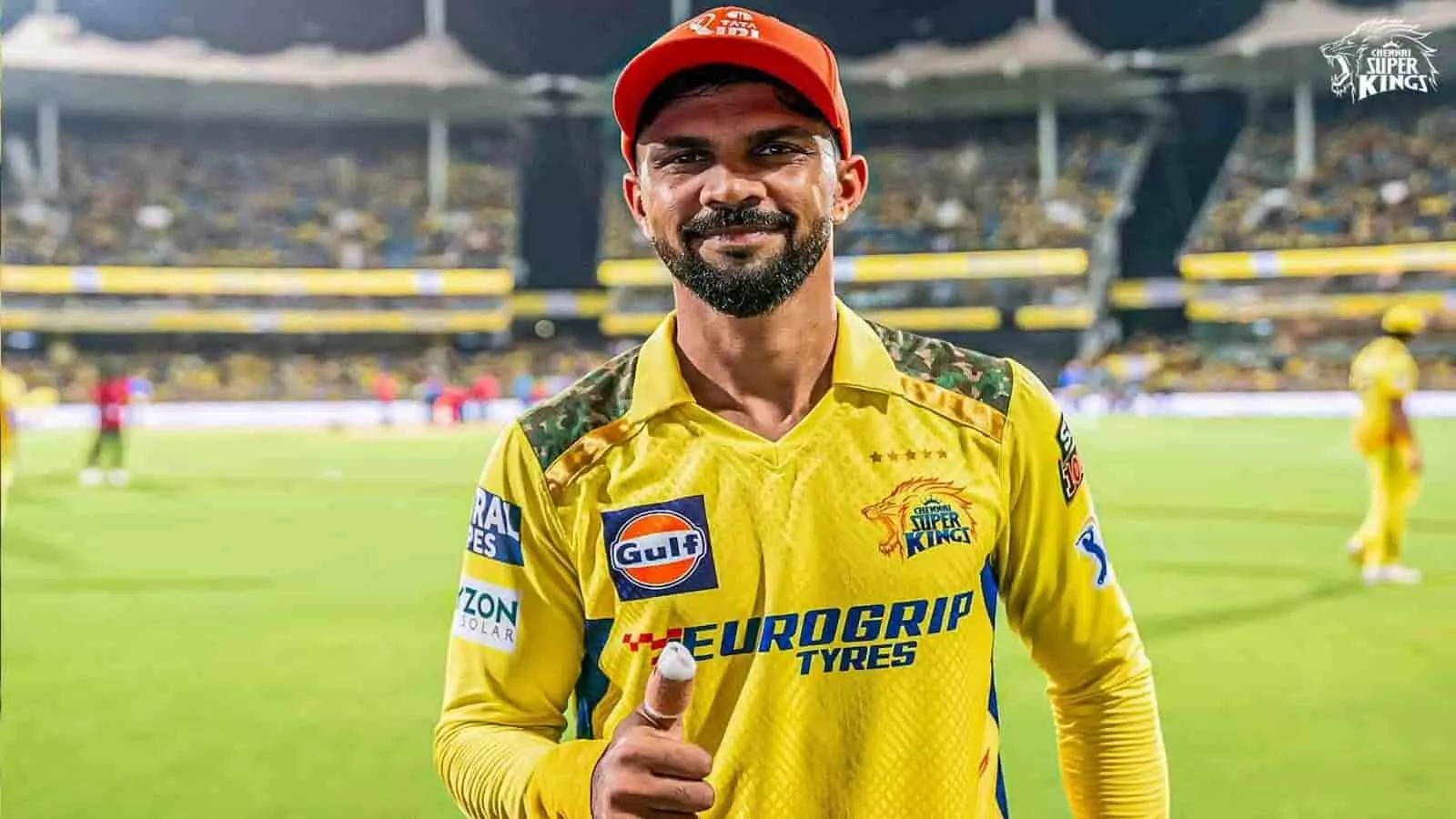 क्रिकेट स्टेडियम के मैदान पर पीले रंग की सीएसके जर्सी पहने मुस्कुराते हुए रुतुराज गायकवाड़। क्रिकेट स्टेडियम के मैदान पर पीले रंग की सीएसके जर्सी पहने मुस्कुराते हुए रुतुराज गायकवाड़।