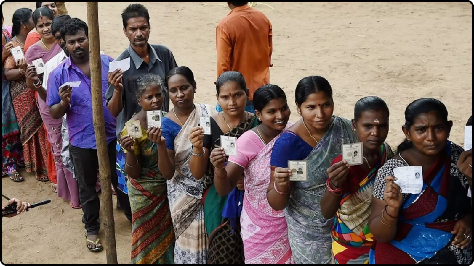 कतार में खड़े लोग अपना मतदाता पहचान पत्र दिखाते हुए तमिलनाडु में मतदान के दौरान। कतार में खड़े लोग अपना मतदाता पहचान पत्र दिखाते हुए तमिलनाडु में मतदान के दौरान।