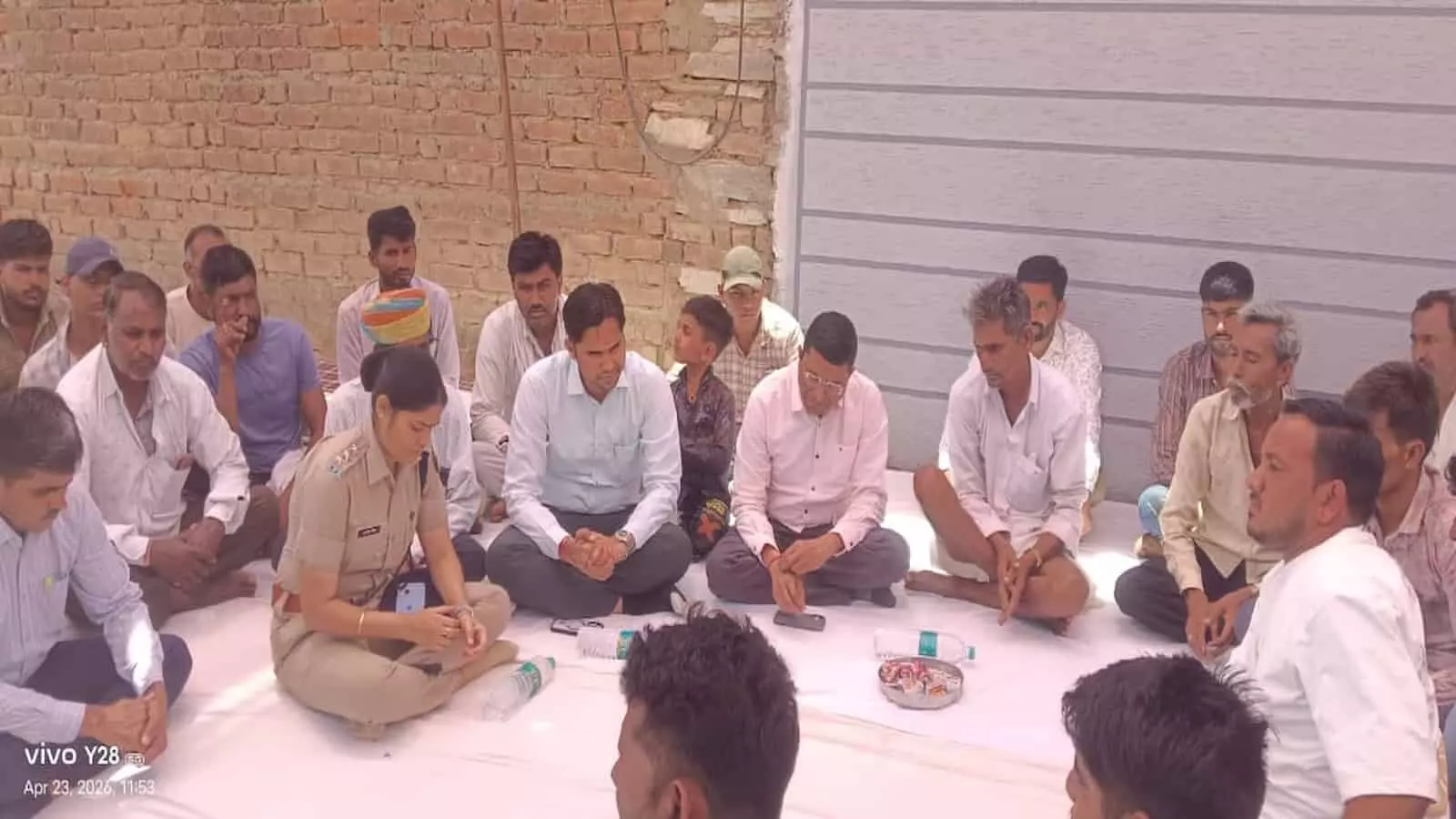 चित्तौड़गढ़ के बड़ाखेड़ा में शोक व्यक्त करते विधायक सुरेश धाकड़ और प्रशासनिक अधिकारी। चित्तौड़गढ़ के बड़ाखेड़ा में शोक व्यक्त करते विधायक सुरेश धाकड़ और प्रशासनिक अधिकारी।