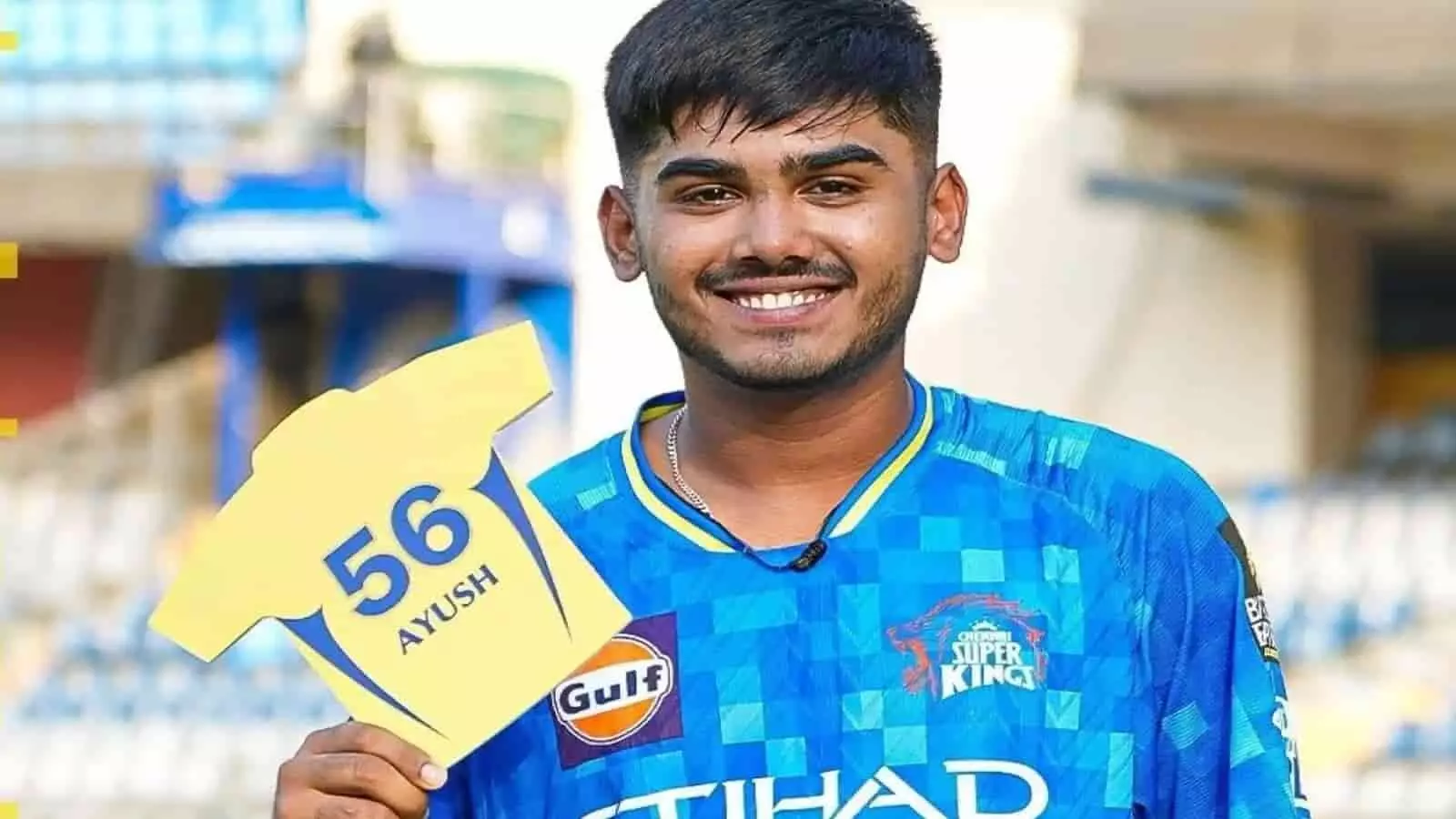नीले रंग की ट्रेनिंग किट पहने और हाथ में नाम लिखी पीली जर्सी थामे क्रिकेटर आयुष म्हात्रे। नीले रंग की ट्रेनिंग किट पहने और हाथ में नाम लिखी पीली जर्सी थामे क्रिकेटर आयुष म्हात्रे।