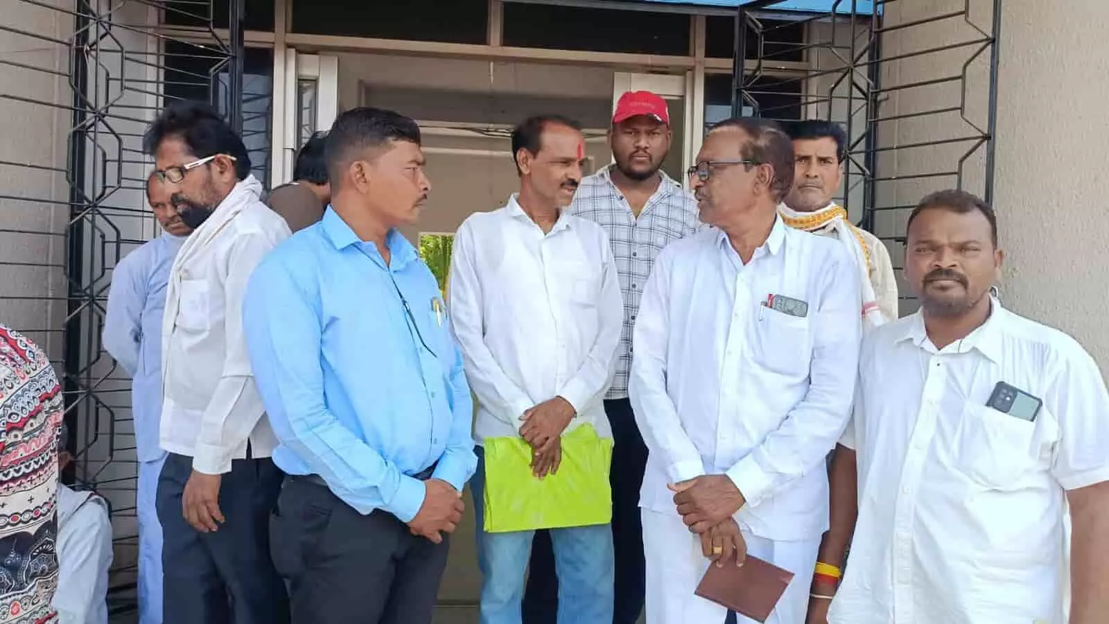 कोरपना तहसील कार्यालय के बाहर मतदाता सूची में गड़बड़ी की शिकायत लेकर खड़े सरपंच और स्थानीय नागरिक। कोरपना तहसील कार्यालय के बाहर मतदाता सूची में गड़बड़ी की शिकायत लेकर खड़े सरपंच और स्थानीय नागरिक।