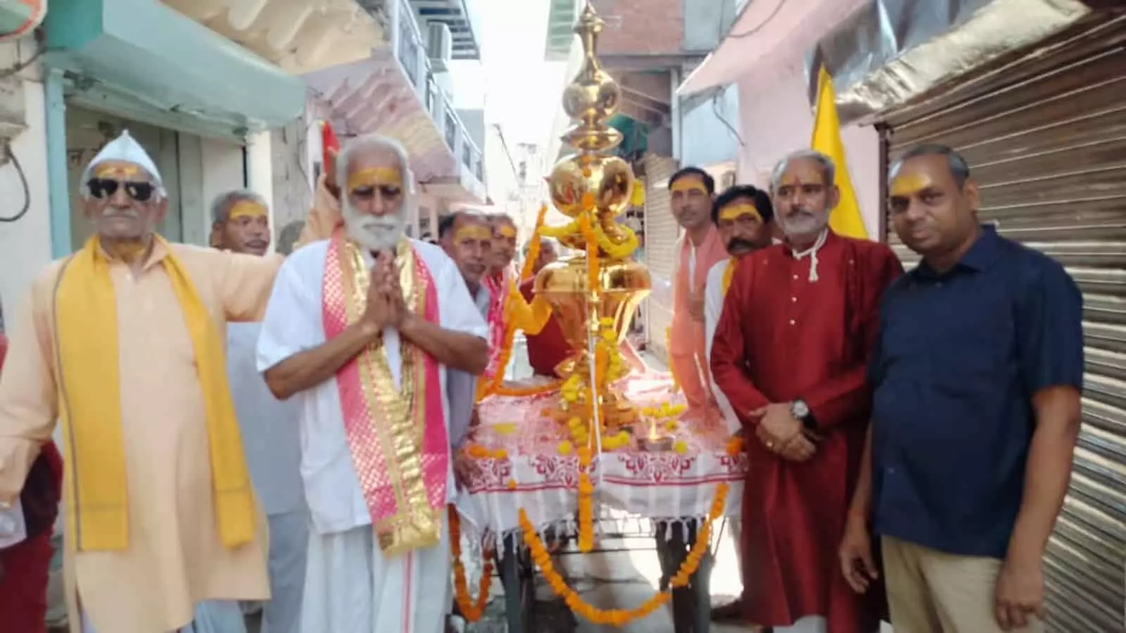 भुसावर में मंदिर शिखर पर कलश स्थापना से पूर्व पूजा करते श्रद्धालु और कलश रथ की तस्वीर। भुसावर में मंदिर शिखर पर कलश स्थापना से पूर्व पूजा करते श्रद्धालु और कलश रथ की तस्वीर।
