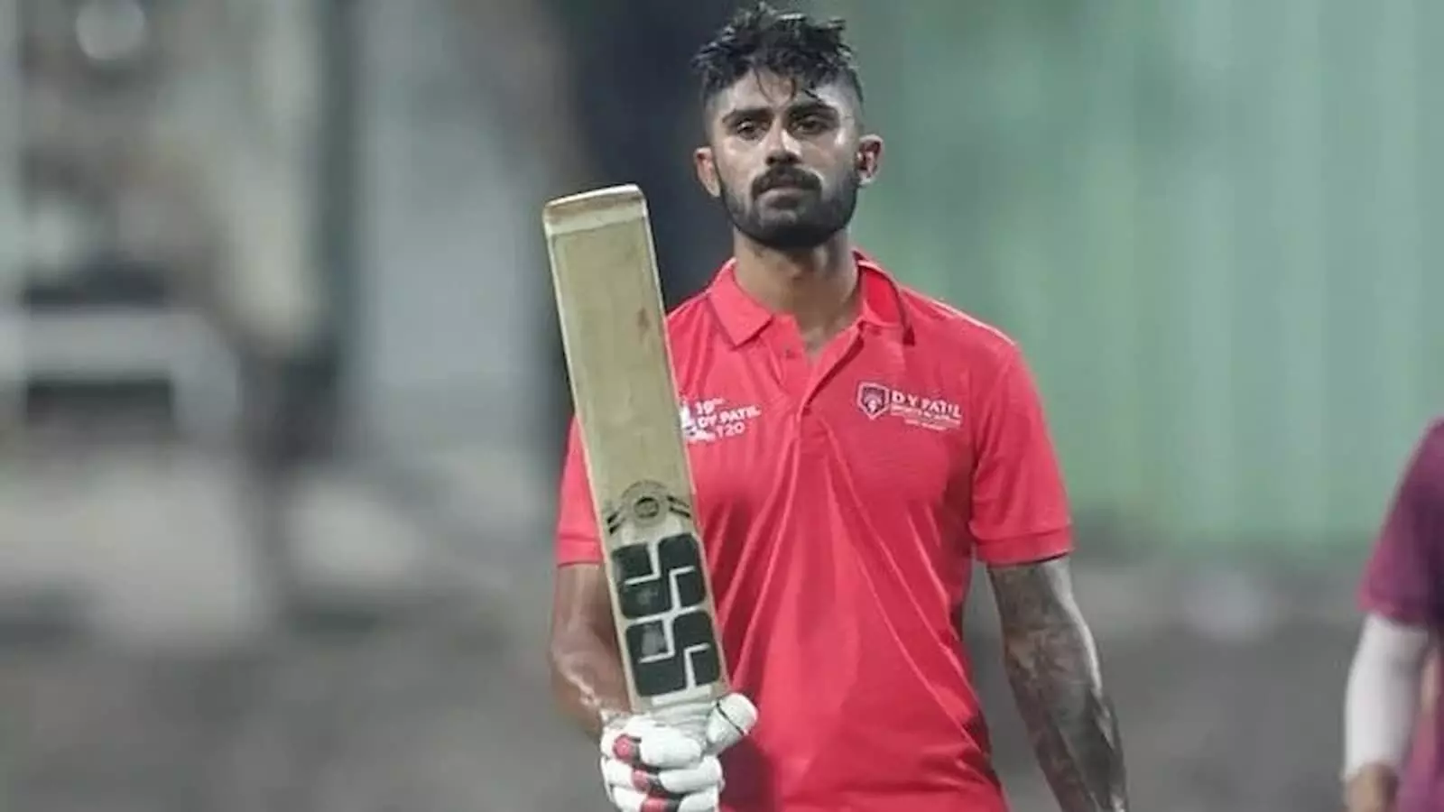 क्रिकेट के मैदान पर हाथ में बल्ला लिए खड़े अमन हकीम खान बल्लेबाजी के संदर्भ में दिख रहे हैं। क्रिकेट के मैदान पर हाथ में बल्ला लिए खड़े अमन हकीम खान बल्लेबाजी के संदर्भ में दिख रहे हैं।