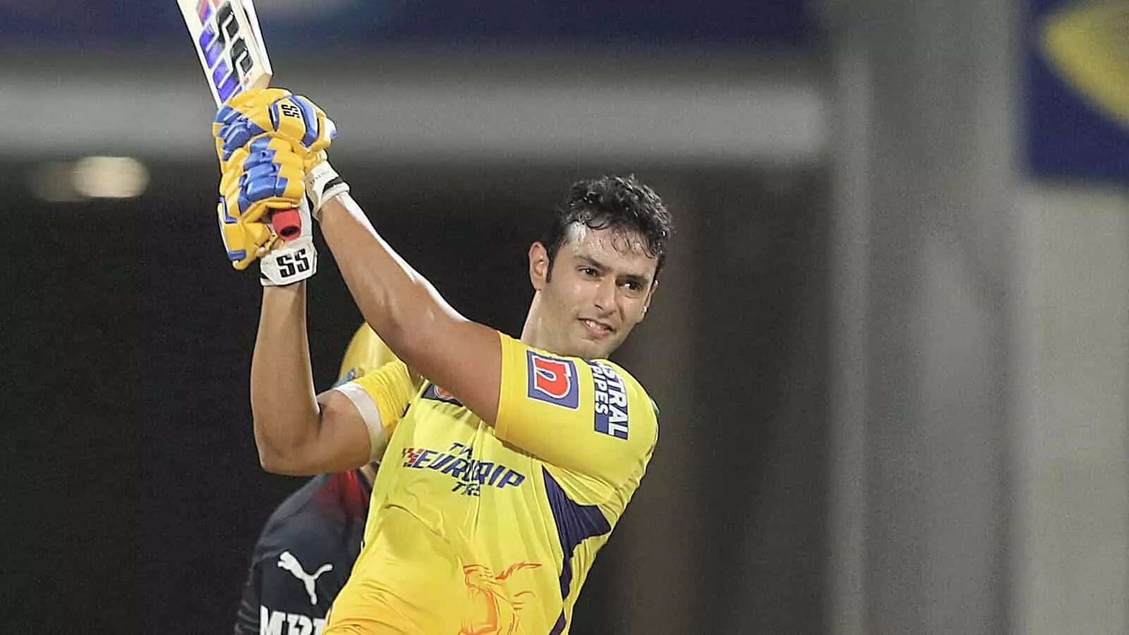 पीले रंग की जर्सी पहने शिवम दुबे क्रिकेट के मैदान पर शॉट खेलते हुए दिखाई दे रहे हैं। पीले रंग की जर्सी पहने शिवम दुबे क्रिकेट के मैदान पर शॉट खेलते हुए दिखाई दे रहे हैं।