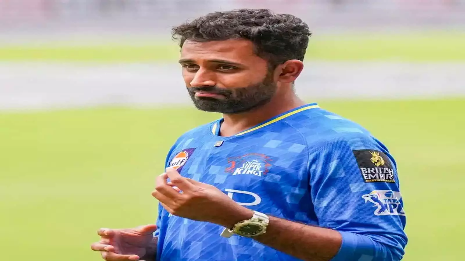 नीली जर्सी पहने हुए क्रिकेटर श्रेयस गोपाल खेल के मैदान पर खड़े होकर विचार कर रहे हैं। नीली जर्सी पहने हुए क्रिकेटर श्रेयस गोपाल खेल के मैदान पर खड़े होकर विचार कर रहे हैं।