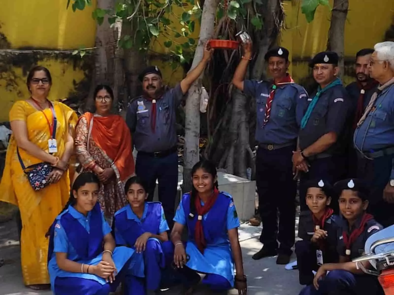 बेगूं के नवीन स्कूल में पेड़ पर पानी का परिंडा बांधते हुए स्काउट गाइड और शिक्षक। बेगूं के नवीन स्कूल में पेड़ पर पानी का परिंडा बांधते हुए स्काउट गाइड और शिक्षक।