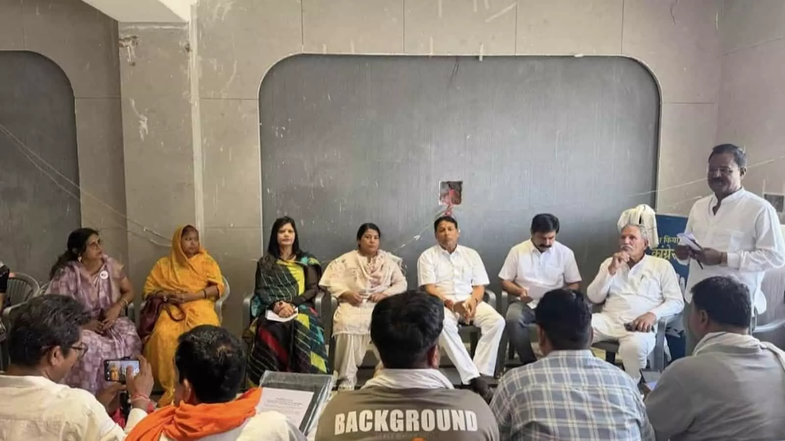 बारां कांग्रेस कार्यालय में मंच पर बैठे प्रमोद जैन भाया और अन्य नेता महिला आरक्षण बैठक के दौरान। बारां कांग्रेस कार्यालय में मंच पर बैठे प्रमोद जैन भाया और अन्य नेता महिला आरक्षण बैठक के दौरान।