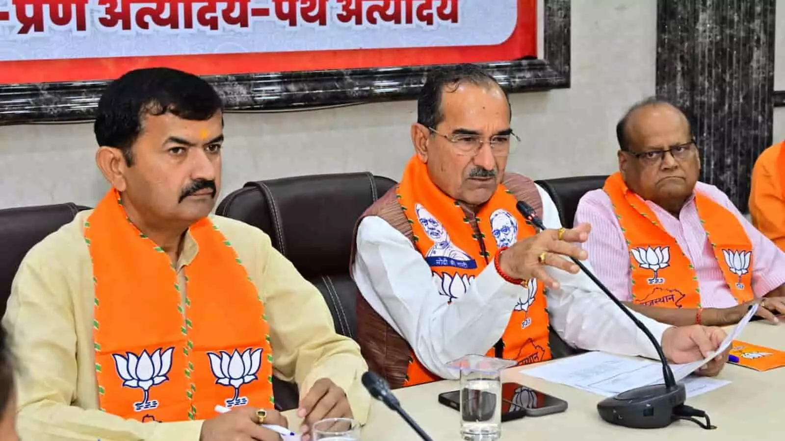 भाजपा प्रदेश अध्यक्ष मदन राठौड़ जयपुर में प्रेस कॉन्फ्रेंस के दौरान राष्ट्रीय अध्यक्ष के राजस्थान दौरे की जानकारी देते हुए। भाजपा प्रदेश अध्यक्ष मदन राठौड़ जयपुर में प्रेस कॉन्फ्रेंस के दौरान राष्ट्रीय अध्यक्ष के राजस्थान दौरे की जानकारी देते हुए।
