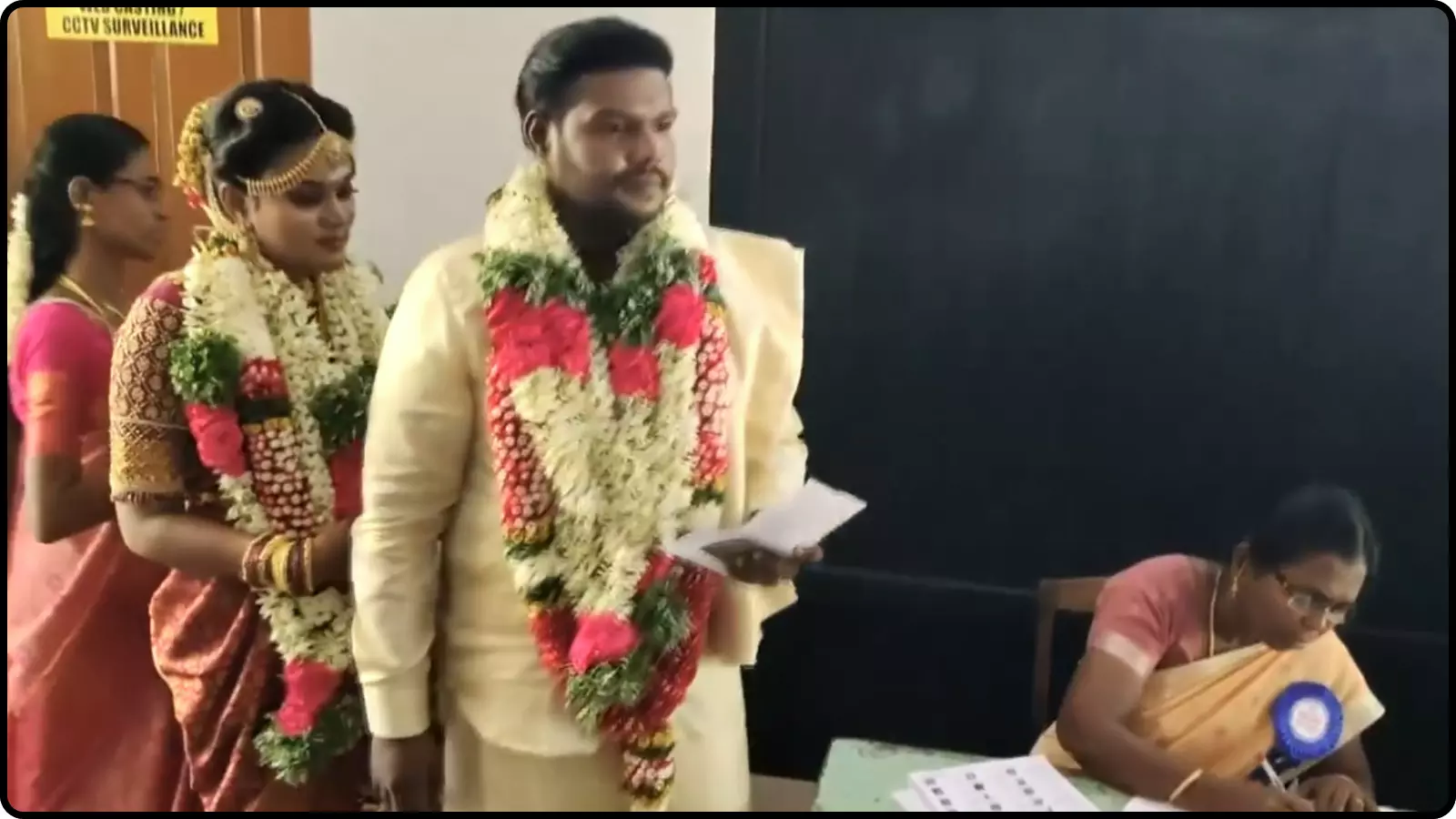 शादी के कपड़ों में दूल्हा और दुल्हन तिरुनेलवेली के मतदान केंद्र पर अपना वोट डालने के लिए कतार में खड़े। शादी के कपड़ों में दूल्हा और दुल्हन तिरुनेलवेली के मतदान केंद्र पर अपना वोट डालने के लिए कतार में खड़े।