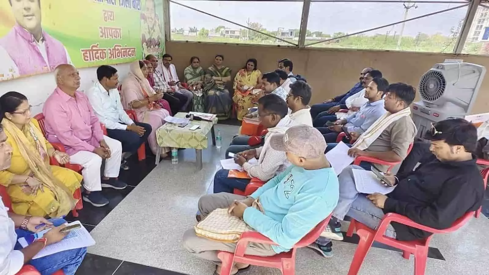 बारां सांसद कार्यालय में नारी शक्ति वंदन अधिनियम पर बैठक करती पूर्व विधायक चंद्रकांता मेघवाल और भाजपा कार्यकर्ता। बारां सांसद कार्यालय में नारी शक्ति वंदन अधिनियम पर बैठक करती पूर्व विधायक चंद्रकांता मेघवाल और भाजपा कार्यकर्ता।