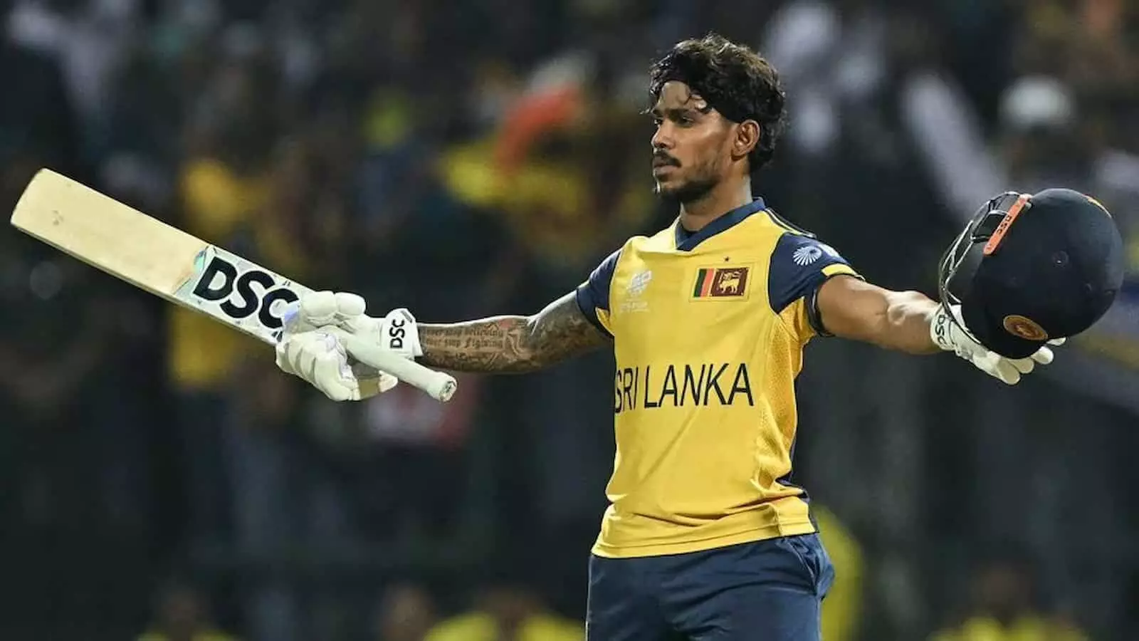 क्रिकेट मैदान पर हेलमेट और बल्ला उठाकर शतक का जश्न मनाते श्रीलंकाई क्रिकेटर पाथुम निसंका। क्रिकेट मैदान पर हेलमेट और बल्ला उठाकर शतक का जश्न मनाते श्रीलंकाई क्रिकेटर पाथुम निसंका।