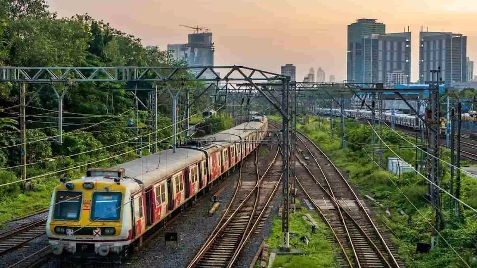 मुंबई के छत्रपति शिवाजी महाराज टर्मिनस रेलवे ट्रैक पर खड़ी पीले और सफेद रंग की लोकल ट्रेन। मुंबई के छत्रपति शिवाजी महाराज टर्मिनस रेलवे ट्रैक पर खड़ी पीले और सफेद रंग की लोकल ट्रेन।