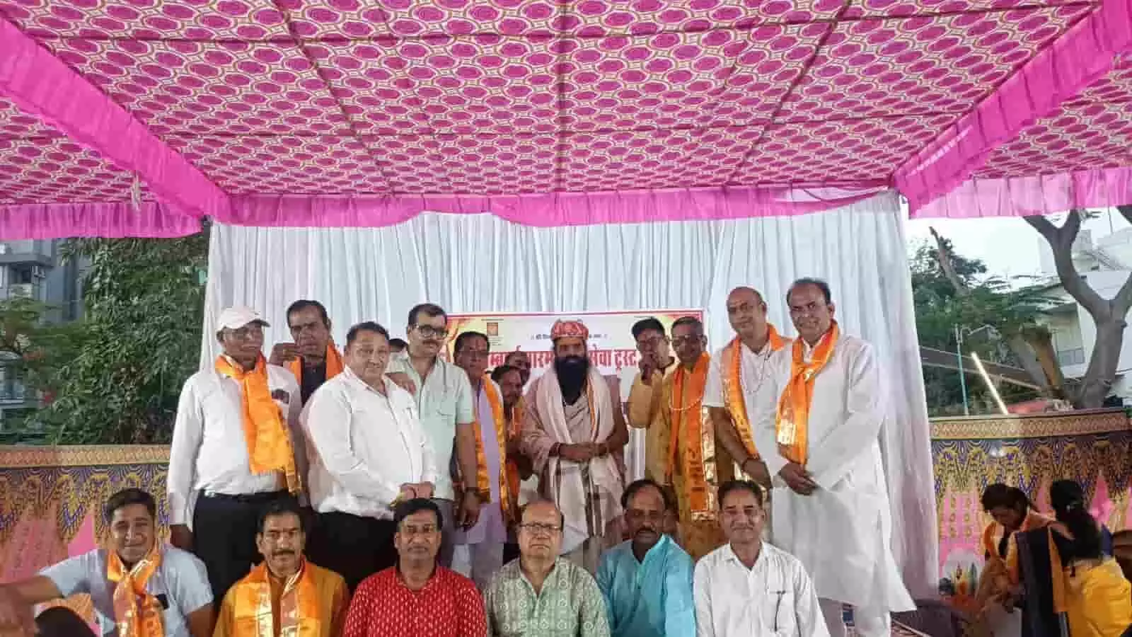 भीलवाड़ा के निंबार्क आश्रम में महंत और अतिथियों के साथ सामूहिक चित्र लेते कार्यकर्ता। भीलवाड़ा के निंबार्क आश्रम में महंत और अतिथियों के साथ सामूहिक चित्र लेते कार्यकर्ता।