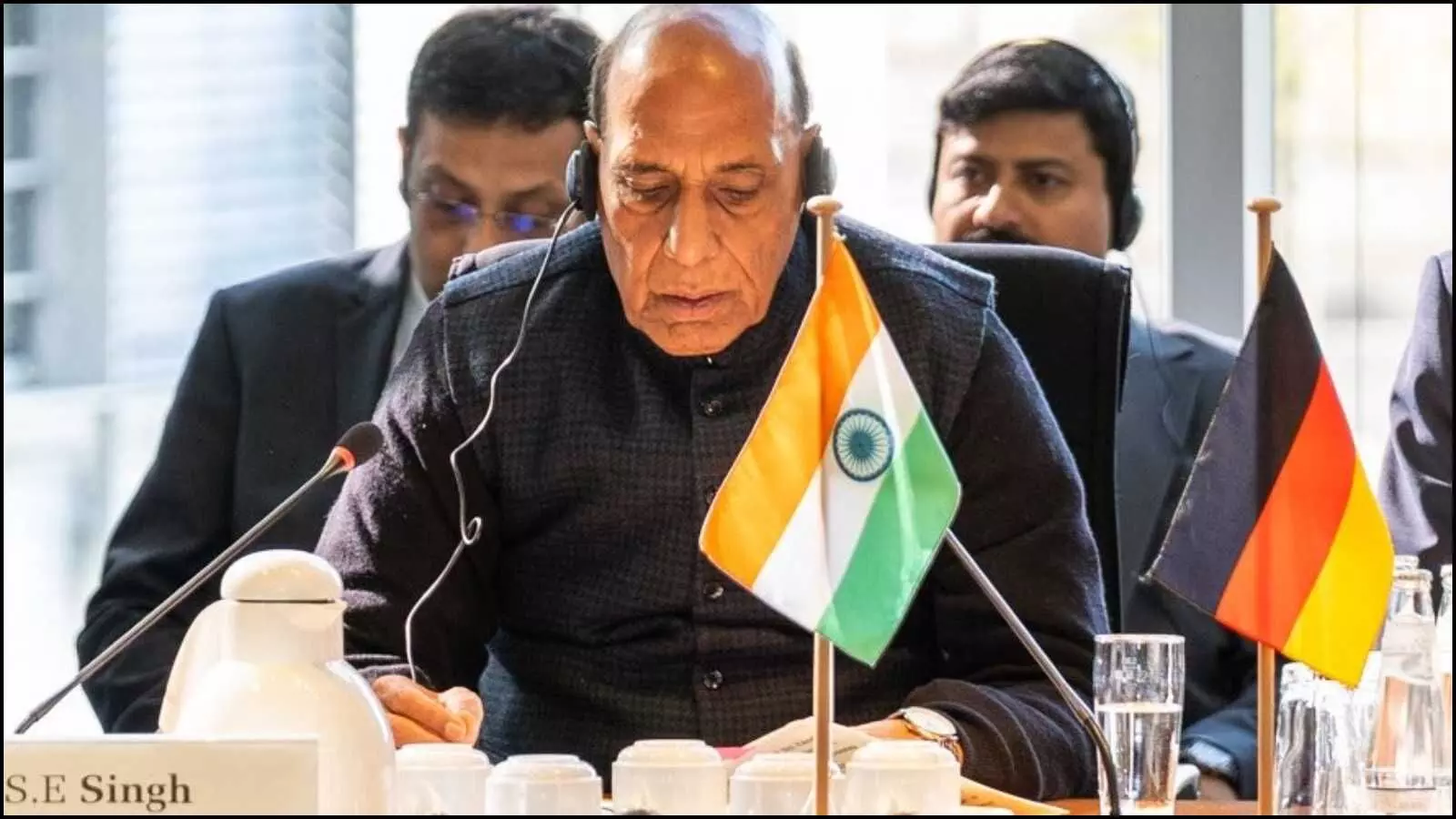 म्यूनिख डिफेंस समिट में संबोधन देते हुए रक्षा मंत्री राजनाथ सिंह और उनके समक्ष रखे भारत-जर्मनी के झंडे। म्यूनिख डिफेंस समिट में संबोधन देते हुए रक्षा मंत्री राजनाथ सिंह और उनके समक्ष रखे भारत-जर्मनी के झंडे।