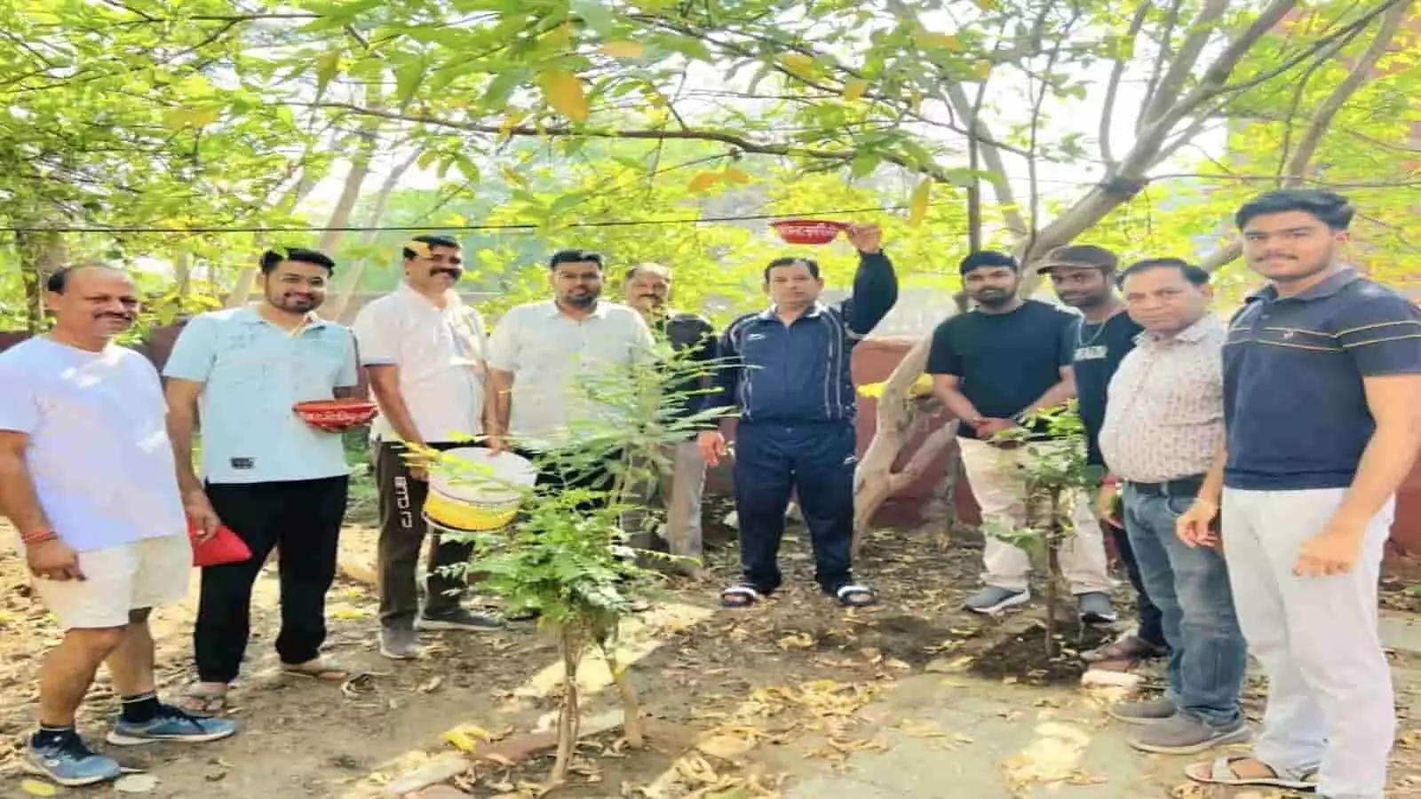 बारां में पेड़ पर पक्षियों के लिए मिट्टी का परिंडा बांधते हुए सामाजिक कार्यकर्ता और नागरिक। बारां में पेड़ पर पक्षियों के लिए मिट्टी का परिंडा बांधते हुए सामाजिक कार्यकर्ता और नागरिक।