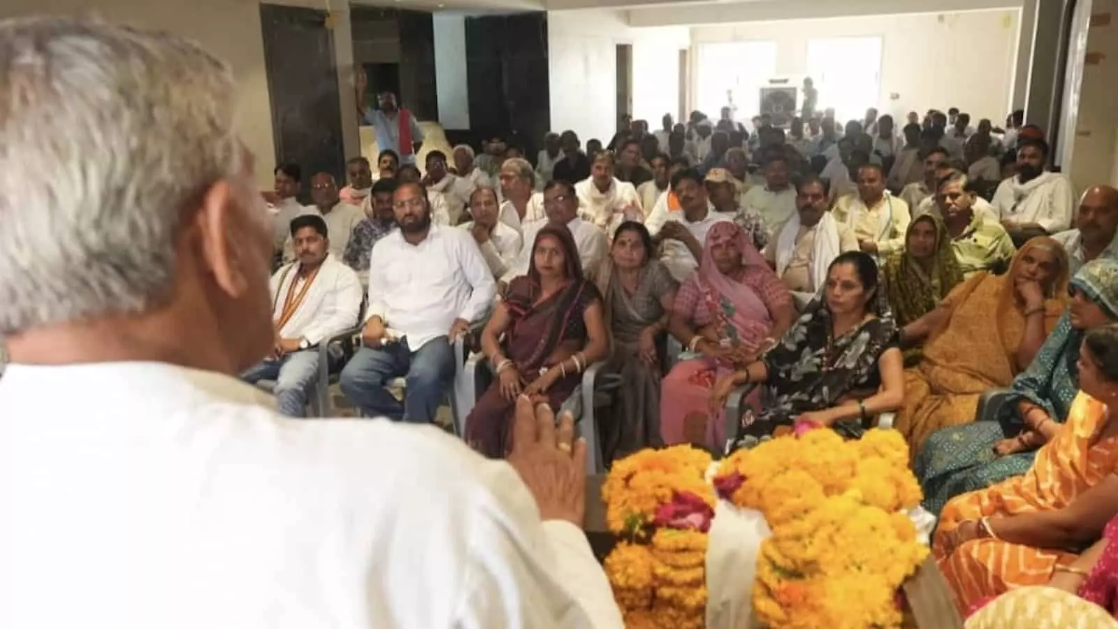 बारां जिला कांग्रेस कार्यालय में आयोजित बैठक के दौरान मंच से कार्यकर्ताओं को संबोधित करते वरिष्ठ नेता। बारां जिला कांग्रेस कार्यालय में आयोजित बैठक के दौरान मंच से कार्यकर्ताओं को संबोधित करते वरिष्ठ नेता।