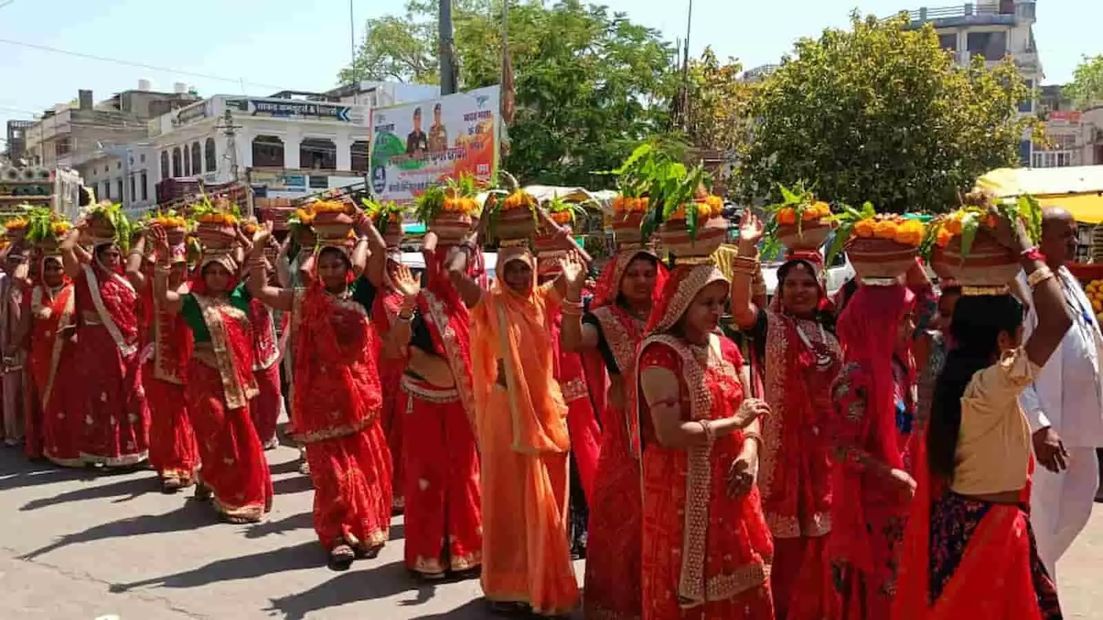 मुरोली में विष्णु महायज्ञ के दौरान सिर पर कलश रखकर पैदल चलती महिलाएं। मुरोली में विष्णु महायज्ञ के दौरान सिर पर कलश रखकर पैदल चलती महिलाएं।