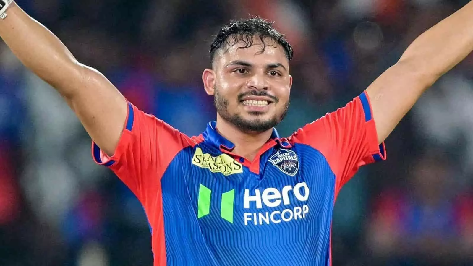 दिल्ली कैपिटल्स की जर्सी पहने हुए क्रिकेटर आशुतोष शर्मा मैदान पर दोनों हाथ उठाकर खुशी मना रहे हैं। दिल्ली कैपिटल्स की जर्सी पहने हुए क्रिकेटर आशुतोष शर्मा मैदान पर दोनों हाथ उठाकर खुशी मना रहे हैं।