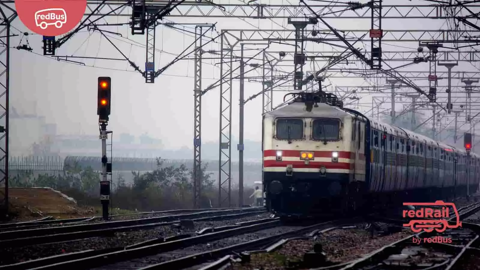 मुंबई के छत्रपति शिवाजी महाराज टर्मिनस स्टेशन पर खड़ी एक लोकल ट्रेन और रेलवे सिग्नलिंग प्रणाली। मुंबई के छत्रपति शिवाजी महाराज टर्मिनस स्टेशन पर खड़ी एक लोकल ट्रेन और रेलवे सिग्नलिंग प्रणाली।