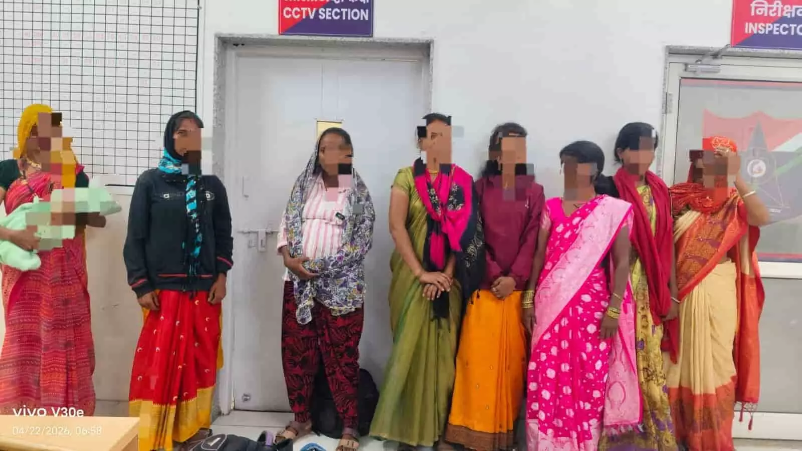 मुंबई के छत्रपति शिवाजी महाराज टर्मिनस स्टेशन पर खड़ी एक लोकल ट्रेन और रेलवे सिग्नलिंग प्रणाली। मुंबई के छत्रपति शिवाजी महाराज टर्मिनस स्टेशन पर खड़ी एक लोकल ट्रेन और रेलवे सिग्नलिंग प्रणाली।