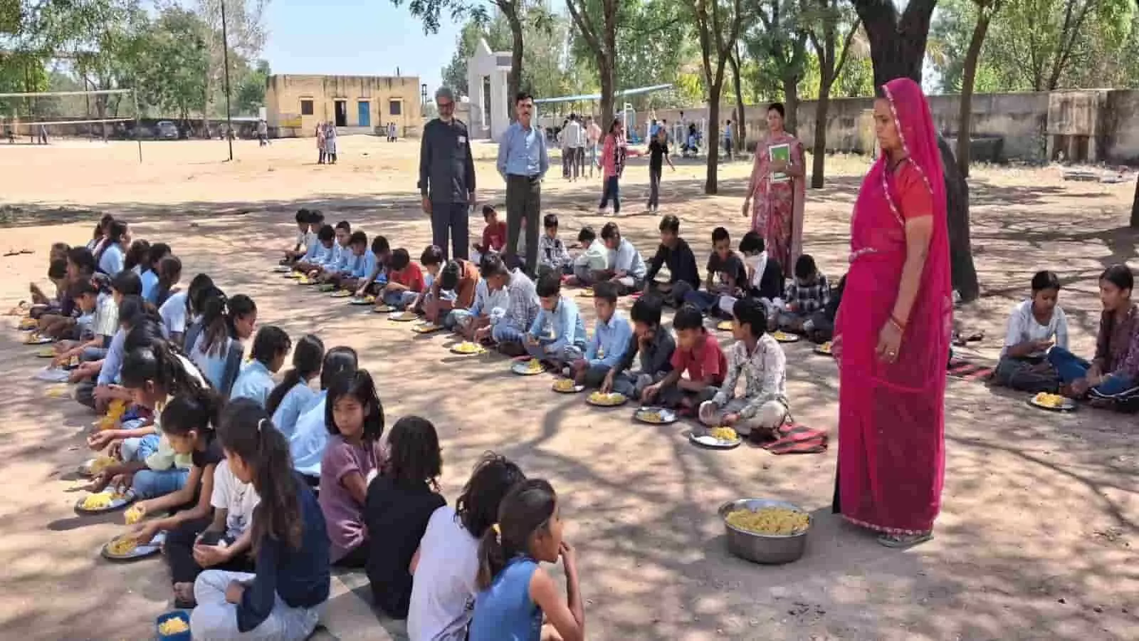 चंगेड़ी के राजकीय विद्यालय में जमीन पर बैठकर मध्याह्न भोजन करते बच्चे और निरीक्षण करते अधिकारी। चंगेड़ी के राजकीय विद्यालय में जमीन पर बैठकर मध्याह्न भोजन करते बच्चे और निरीक्षण करते अधिकारी।
