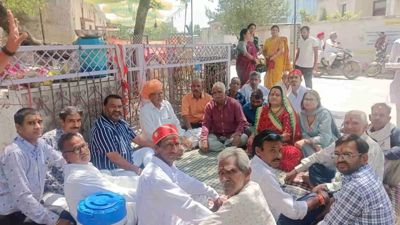 खेरोदा में भैरू जी बावजी देवरे पर ग्रामीणों के बीच जमीन पर बैठकर संवाद करते विधायक उदयलाल डांगी। खेरोदा में भैरू जी बावजी देवरे पर ग्रामीणों के बीच जमीन पर बैठकर संवाद करते विधायक उदयलाल डांगी।