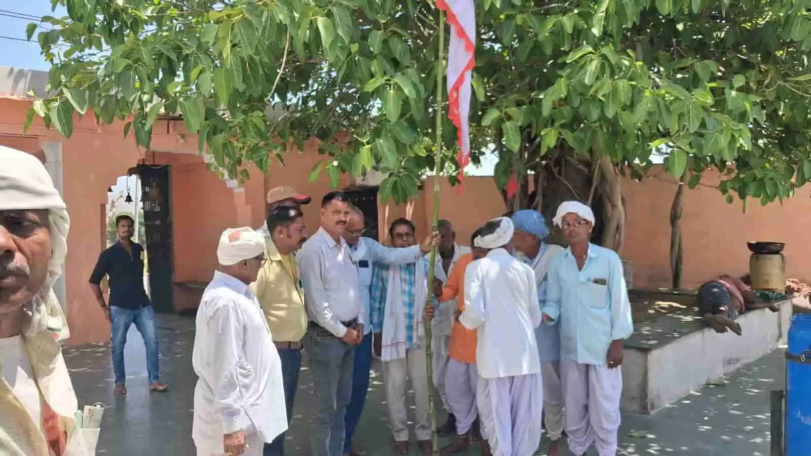 लसाडिया के माण्डली हनुमान मंदिर में छप्पन चोखला वेद समाज के लोग धार्मिक ध्वजा चढ़ाते हुए।