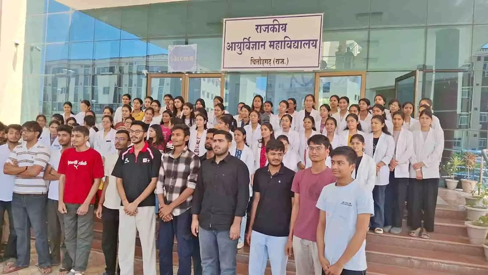 चित्तौड़गढ़ राजकीय मेडिकल कॉलेज के बाहर प्रदर्शन करते मेडिकल छात्र और छात्राओं का समूह। चित्तौड़गढ़ राजकीय मेडिकल कॉलेज के बाहर प्रदर्शन करते मेडिकल छात्र और छात्राओं का समूह।