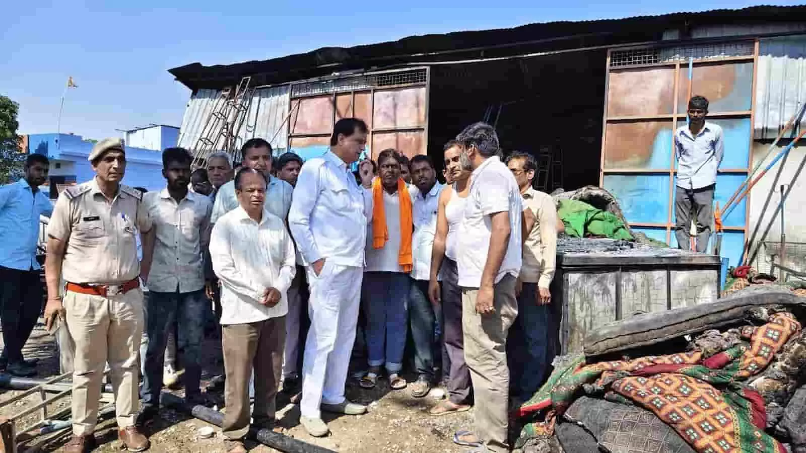 छोटीसादड़ी में जले हुए टेंट गोदाम के बाहर खड़े पूर्व मंत्री श्रीचंद कृपलानी और प्रशासनिक अधिकारी। छोटीसादड़ी में जले हुए टेंट गोदाम के बाहर खड़े पूर्व मंत्री श्रीचंद कृपलानी और प्रशासनिक अधिकारी।