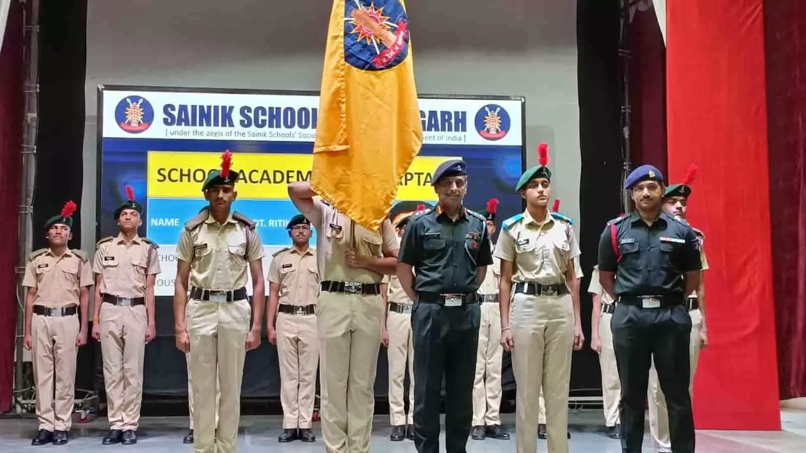 सैनिक स्कूल चित्तौड़गढ़ के सभागार में वर्दी पहने कैडेट्स और सैन्य अधिकारी अलंकरण समारोह के दौरान मंच पर खड़े हैं। सैनिक स्कूल चित्तौड़गढ़ के सभागार में वर्दी पहने कैडेट्स और सैन्य अधिकारी अलंकरण समारोह के दौरान मंच पर खड़े हैं।