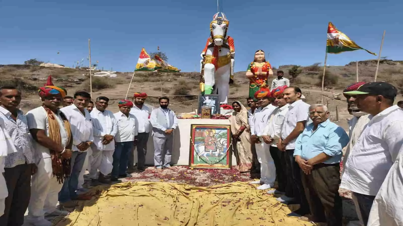 रावतिया गांव में वीर तेजाजी की प्रतिमा के पास खड़े विधायक अर्जुन लाल जीनगर और ग्रामीण। रावतिया गांव में वीर तेजाजी की प्रतिमा के पास खड़े विधायक अर्जुन लाल जीनगर और ग्रामीण।