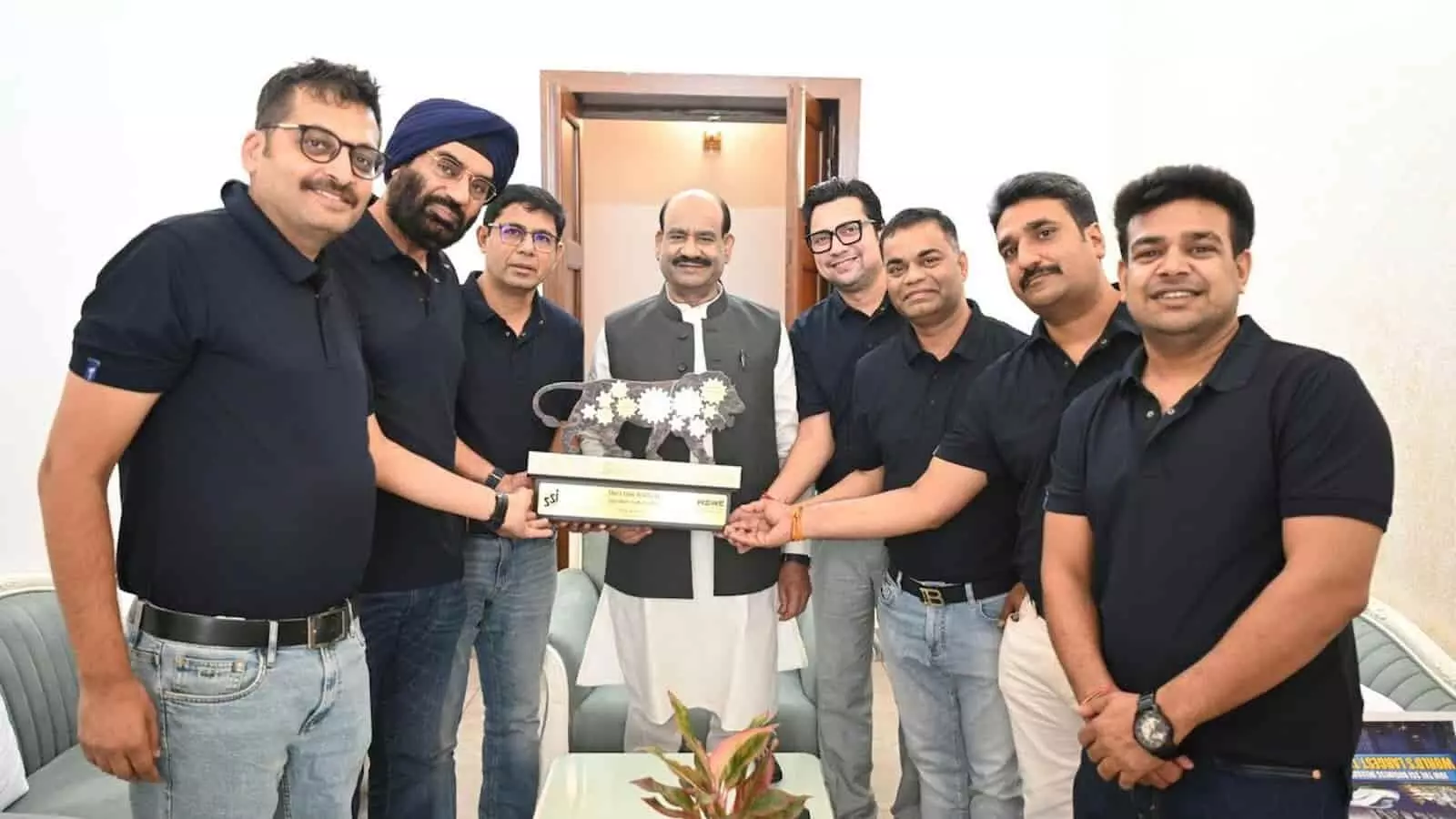 लोकसभा अध्यक्ष ओम बिरला को स्मृति चिन्ह भेंट करते एसएसआई एसोसिएशन कोटा के नवनियुक्त पदाधिकारी। लोकसभा अध्यक्ष ओम बिरला को स्मृति चिन्ह भेंट करते एसएसआई एसोसिएशन कोटा के नवनियुक्त पदाधिकारी।