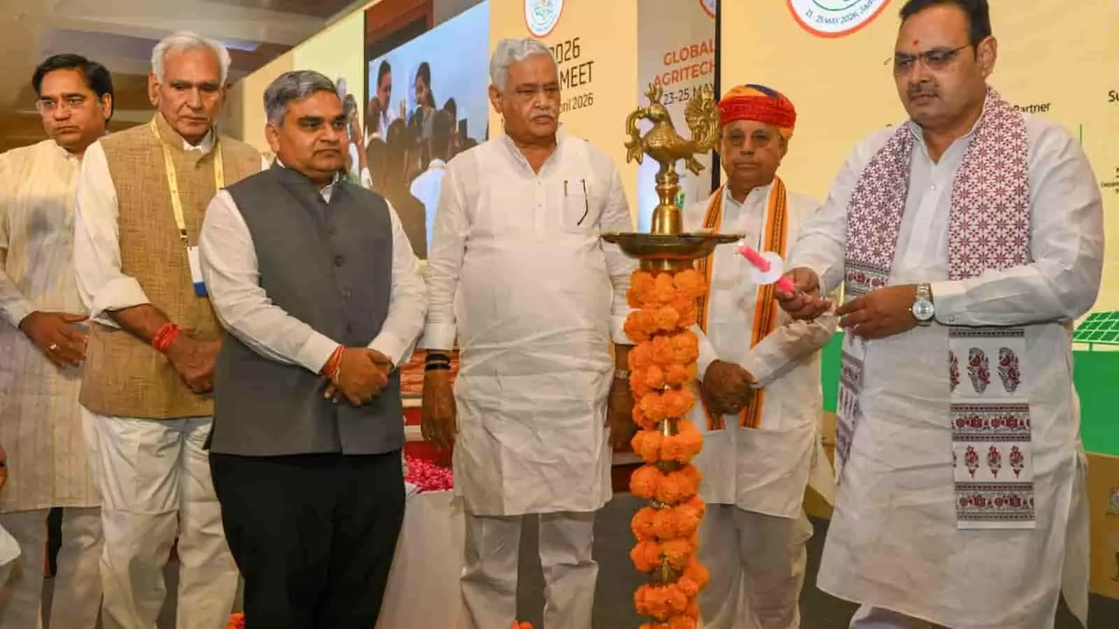 नई दिल्ली में ग्राम-2026 इन्वेस्टर मीट के दौरान दीप प्रज्वलन करते मुख्यमंत्री भजनलाल शर्मा और अन्य कैबिनेट मंत्री। नई दिल्ली में ग्राम-2026 इन्वेस्टर मीट के दौरान दीप प्रज्वलन करते मुख्यमंत्री भजनलाल शर्मा और अन्य कैबिनेट मंत्री।