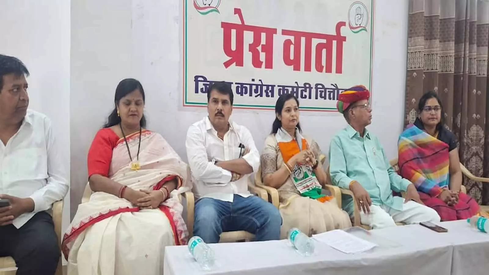 चित्तौड़गढ़ जिला कांग्रेस कार्यालय में प्रेस वार्ता के दौरान मंच पर बैठे कांग्रेस नेता और मनीषा पवार। चित्तौड़गढ़ जिला कांग्रेस कार्यालय में प्रेस वार्ता के दौरान मंच पर बैठे कांग्रेस नेता और मनीषा पवार।