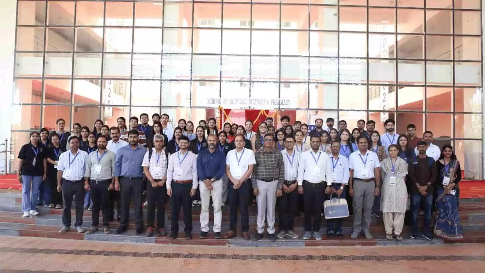 राजस्थान केंद्रीय विश्वविद्यालय में इलेक्ट्रोकेमिस्ट्री कार्यशाला के दौरान समूह चित्र में खड़े शिक्षक और शोधार्थी। राजस्थान केंद्रीय विश्वविद्यालय में इलेक्ट्रोकेमिस्ट्री कार्यशाला के दौरान समूह चित्र में खड़े शिक्षक और शोधार्थी।