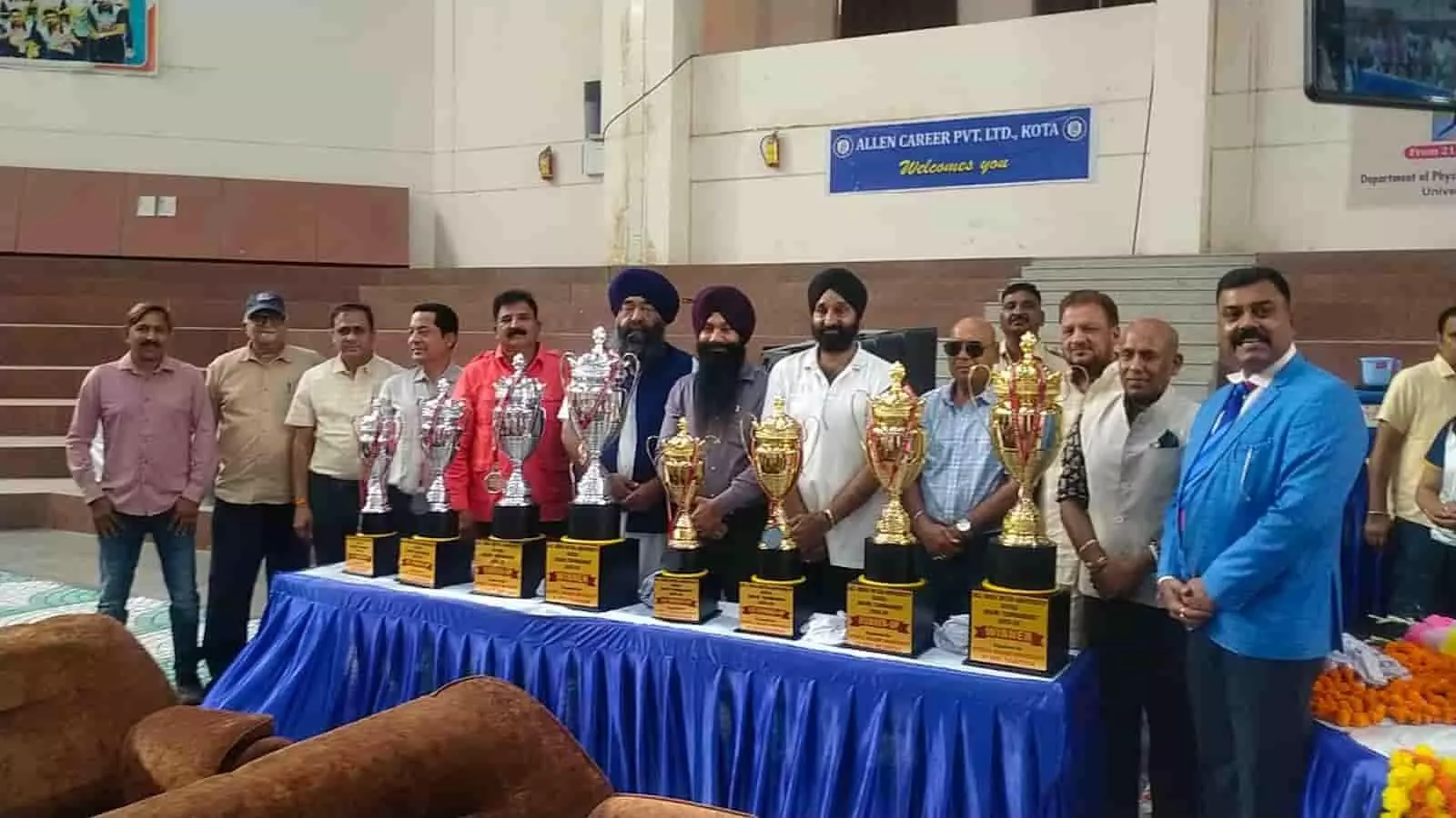 कोटा विश्वविद्यालय में गतका प्रतियोगिता के उद्घाटन समारोह के दौरान मंच पर ट्रफियों के साथ खड़े अतिथि और आयोजक। कोटा विश्वविद्यालय में गतका प्रतियोगिता के उद्घाटन समारोह के दौरान मंच पर ट्रफियों के साथ खड़े अतिथि और आयोजक।