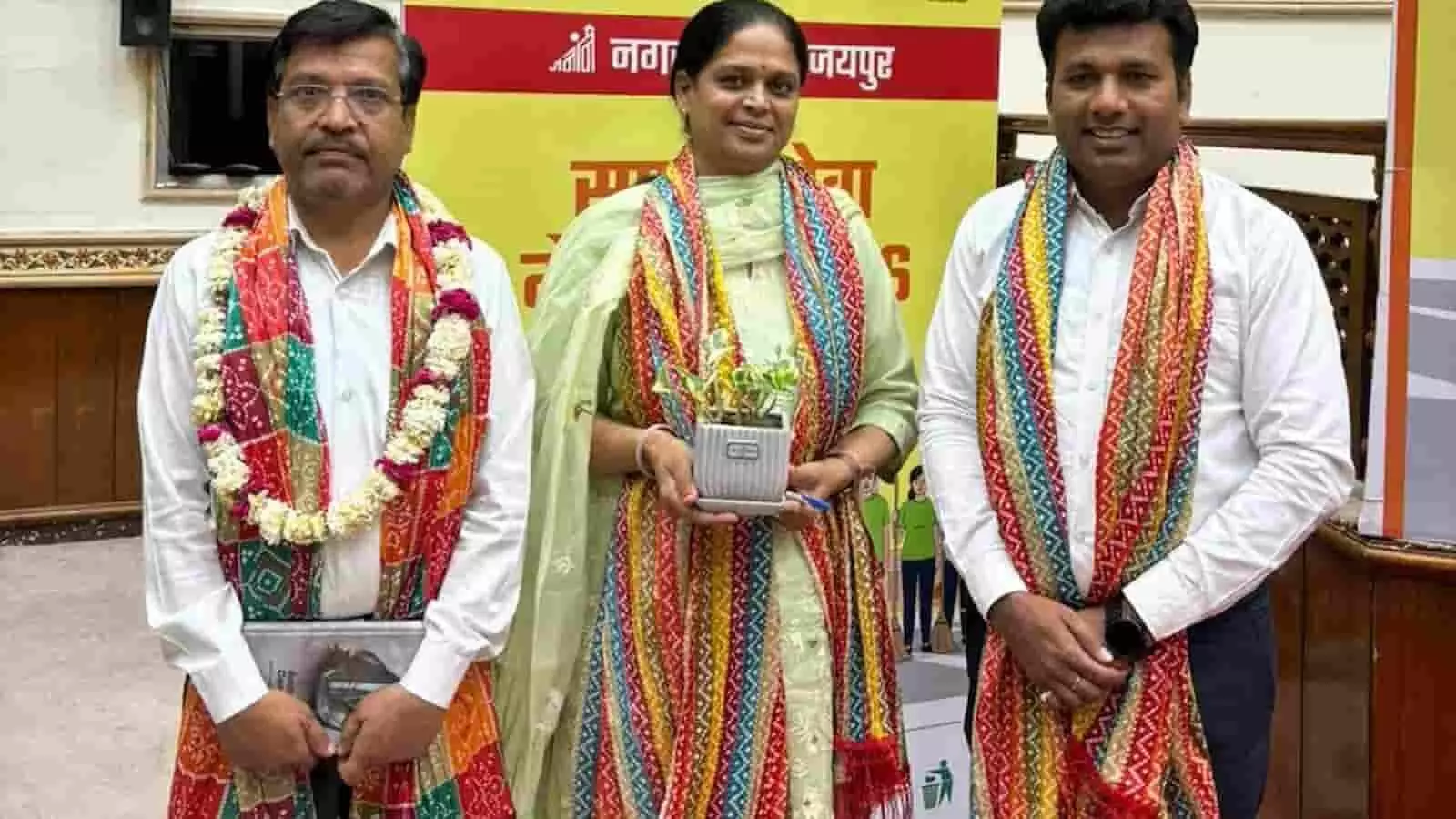 जयपुर में आयोजित कार्यक्रम के दौरान पुरस्कार लेकर खड़े सम्मानित सफाई कर्मचारी और ब्रांड एंबेसडर केके गुप्ता। जयपुर में आयोजित कार्यक्रम के दौरान पुरस्कार लेकर खड़े सम्मानित सफाई कर्मचारी और ब्रांड एंबेसडर केके गुप्ता।