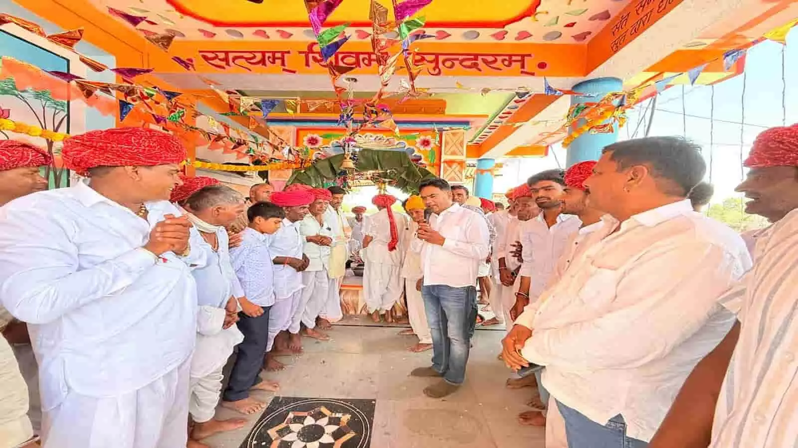चित्तौड़गढ़ के सियालीया गांव में नवनिर्मित शिव मंदिर के बाहर ग्रामीणों के साथ विधायक चंद्रभान सिंह आक्या। चित्तौड़गढ़ के सियालीया गांव में नवनिर्मित शिव मंदिर के बाहर ग्रामीणों के साथ विधायक चंद्रभान सिंह आक्या।