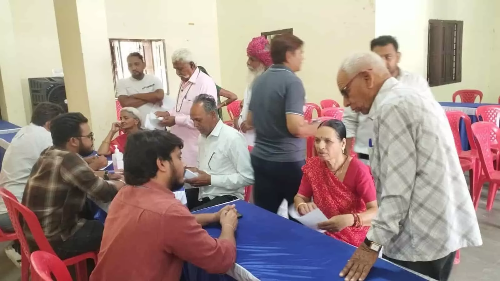 कुम्भा नगर सामुदायिक भवन में चिकित्सा शिविर के दौरान परामर्श लेते लोग और डॉक्टर। कुम्भा नगर सामुदायिक भवन में चिकित्सा शिविर के दौरान परामर्श लेते लोग और डॉक्टर।