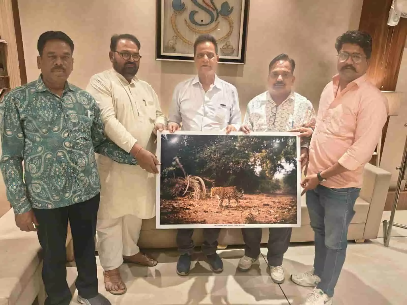 कोटा में होटल फेडरेशन प्रतिनिधिमंडल शेरगढ़ अभ्यारण्य के चीता पोस्टर का विमोचन करते हुए। कोटा में होटल फेडरेशन प्रतिनिधिमंडल शेरगढ़ अभ्यारण्य के चीता पोस्टर का विमोचन करते हुए।